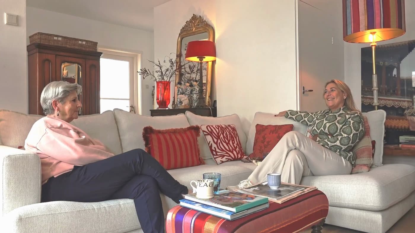 Dymphe Beek in a relaxed conversation on a sofa