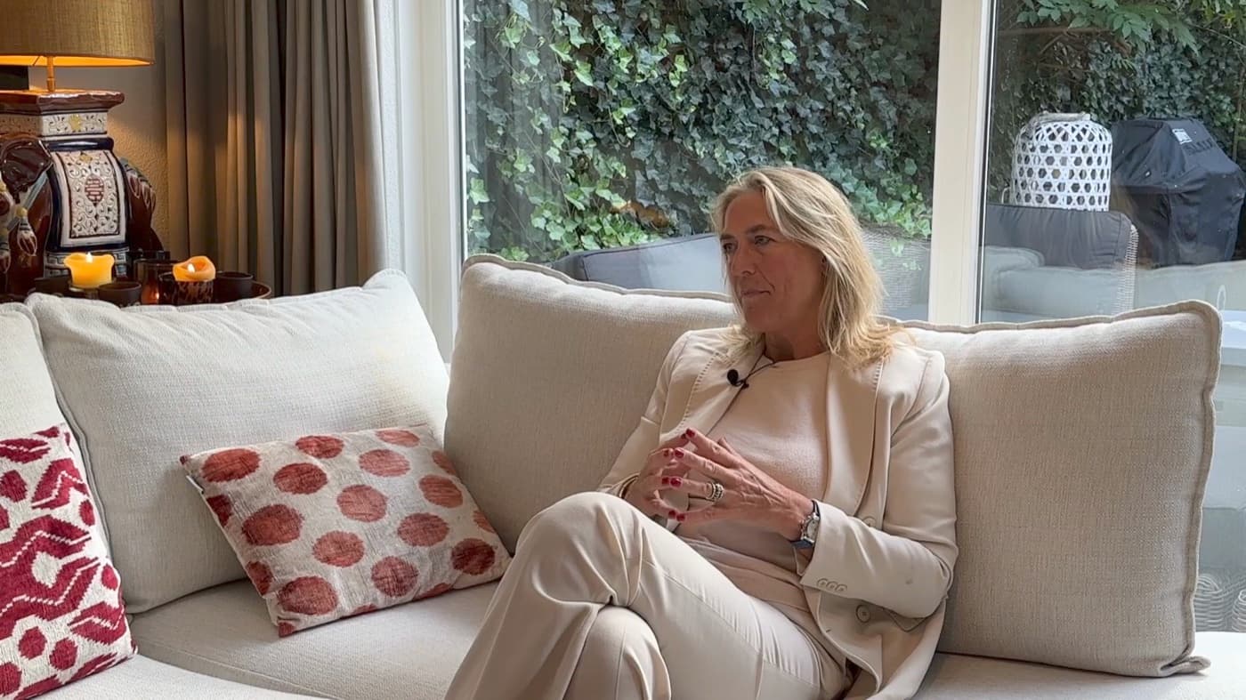 Dymphe Beek in conversation on a sofa
